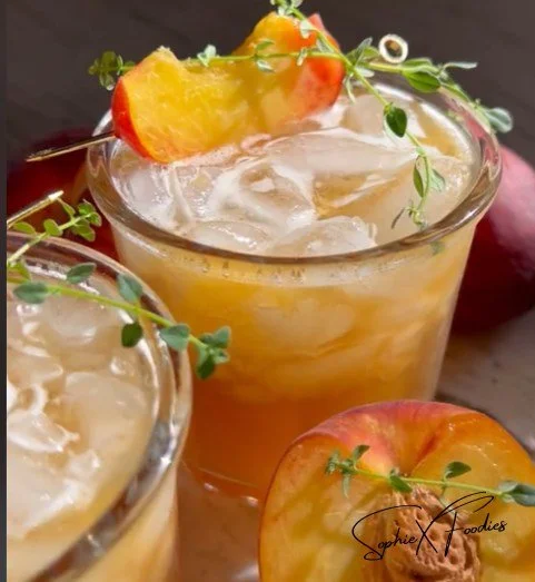 A refreshing glass of Bourbon Peach Sweet Tea garnished with a peach slice.