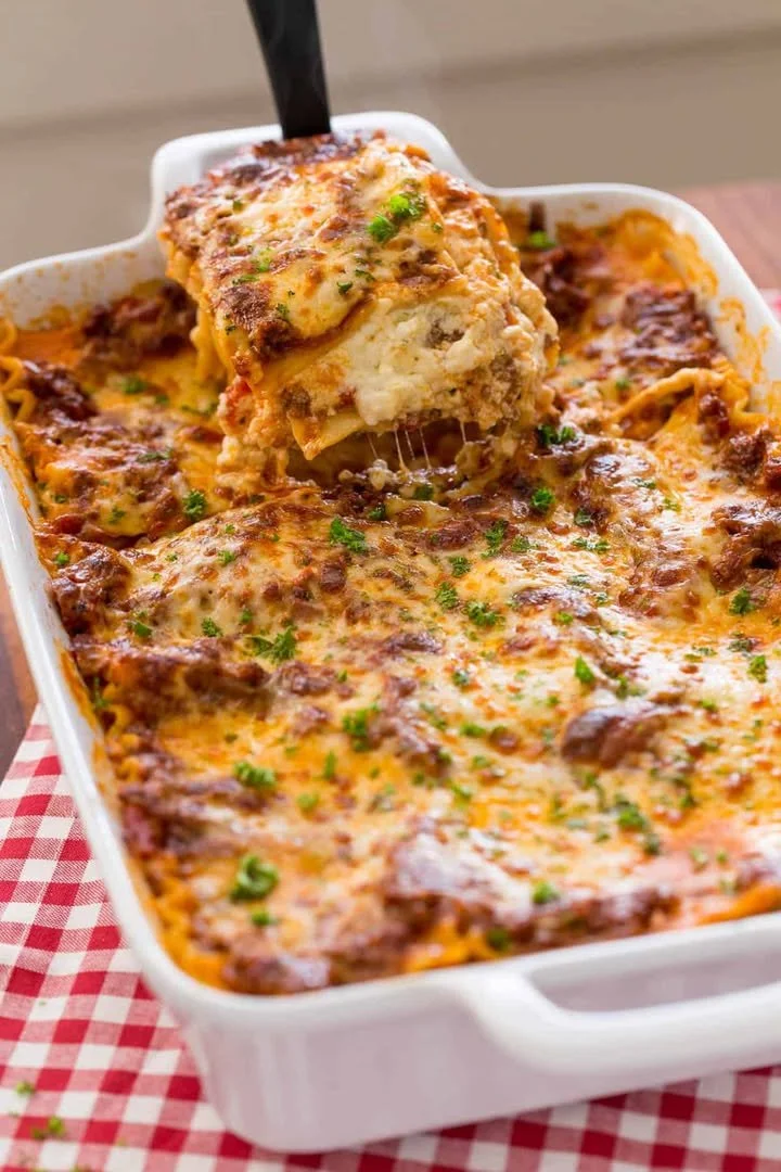 A delicious easy lasagna layered with cheese and sauce, perfect for dinner.