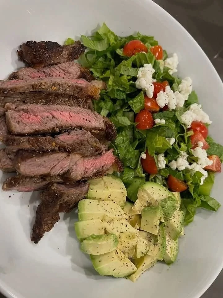 Delicious steak salad bowl with fresh vegetables and a flavorful dressing.