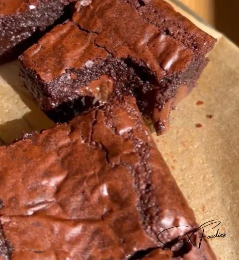 Thick and fudgy brown butter brownies topped with chocolate chunks