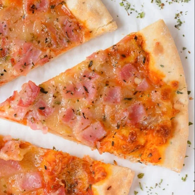 20-Minute Greek Yogurt Pizza topped with fresh vegetables and cheese