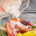 Aderezo de ensalada estilo Olive Garden sobre una ensalada fresca