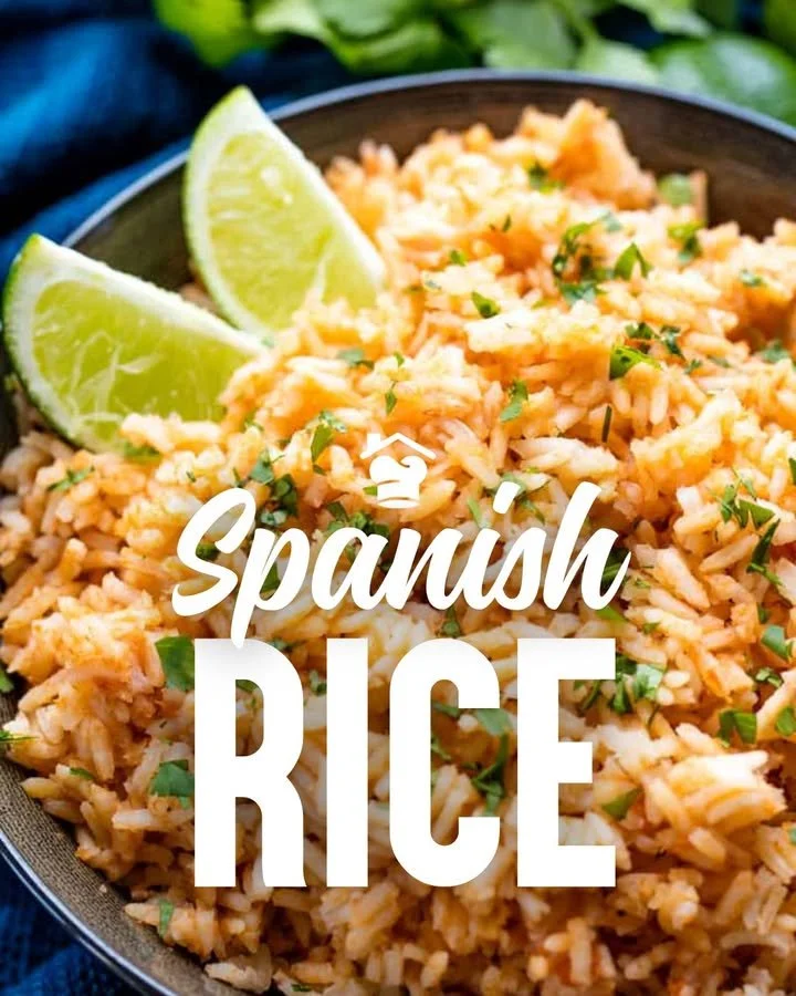 Plato de arroz español preparado con verduras y mariscos.