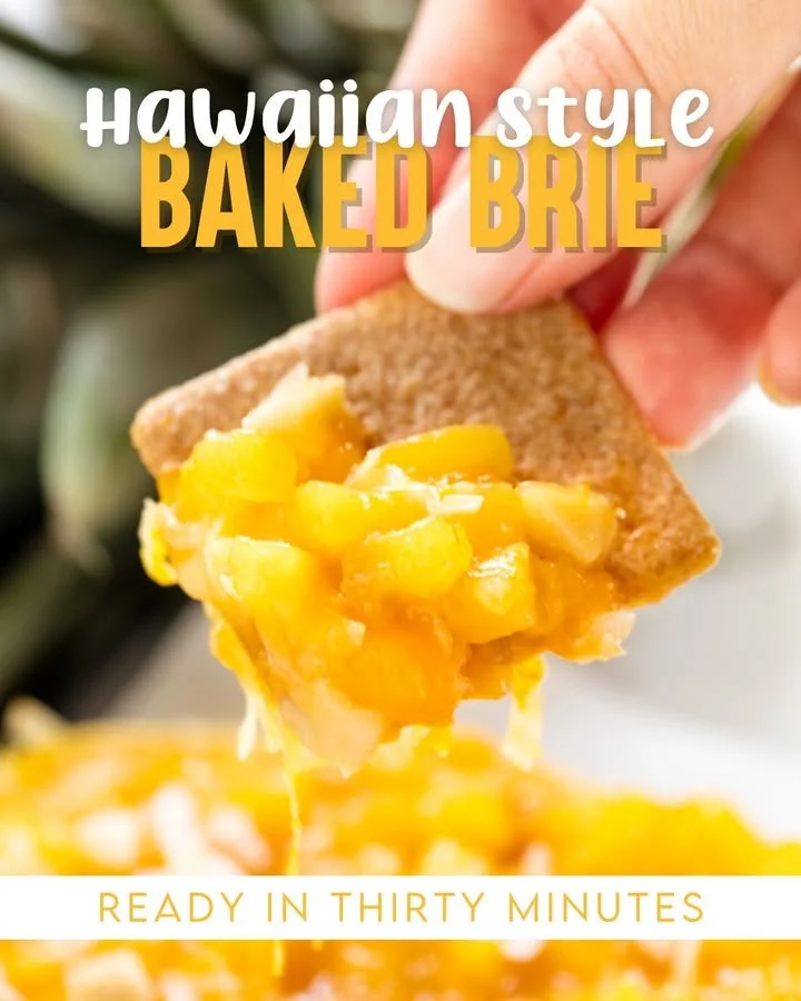 Brie Horneado Estilo Hawaiano servido con frutas y nueces