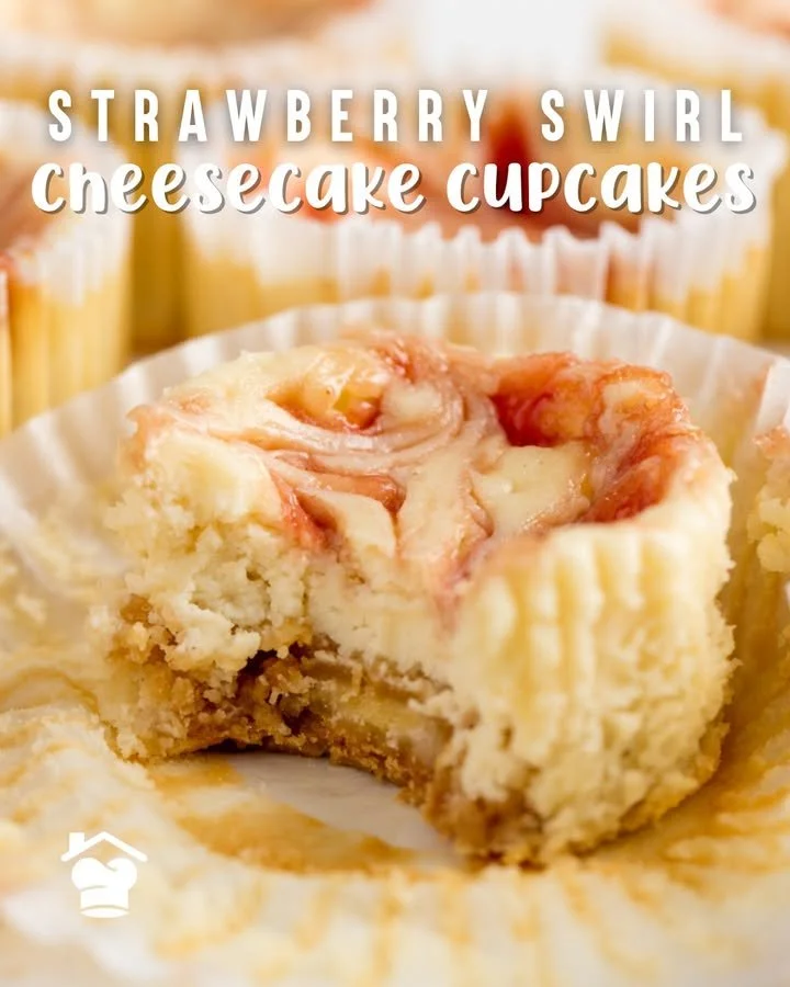 Cupcakes de cheesecake con remolino de fresa decorados y listos para disfrutar.