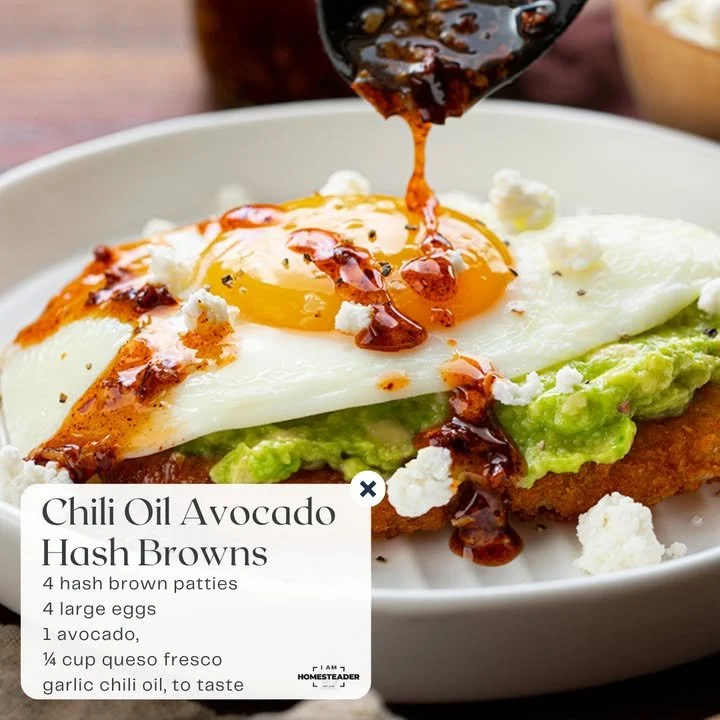 Desayuno de hash brown con aguacate en un plato apetitoso