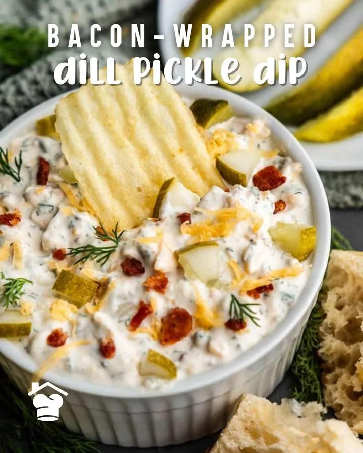 Dip de pepinillos envuelto en tocino, un aperitivo delicioso y fácil de preparar.