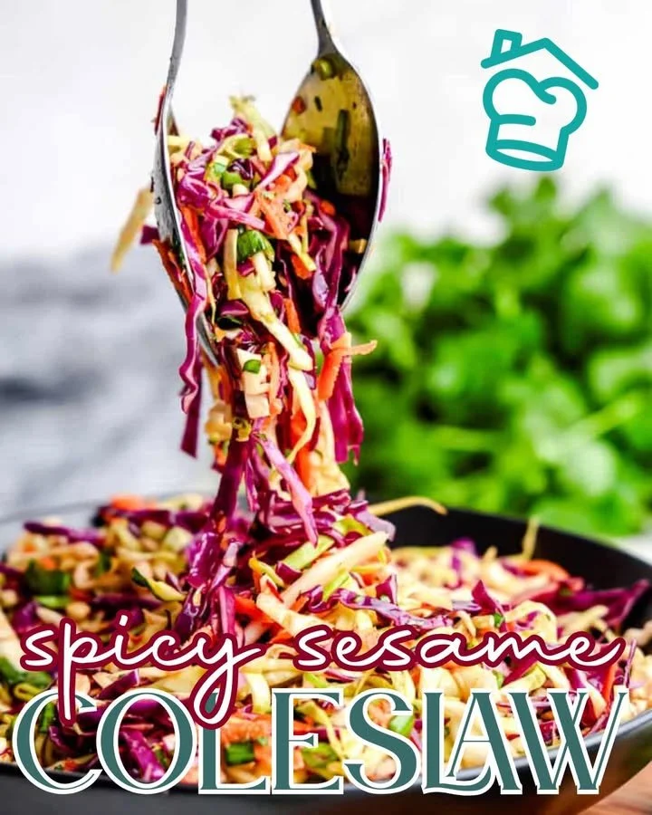 Ensalada de col con sésamo picante sobre un plato colorido