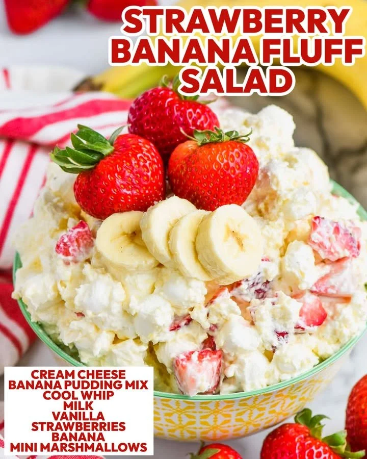 Ensalada de Fluff de fresa y plátano en un bol colorido.