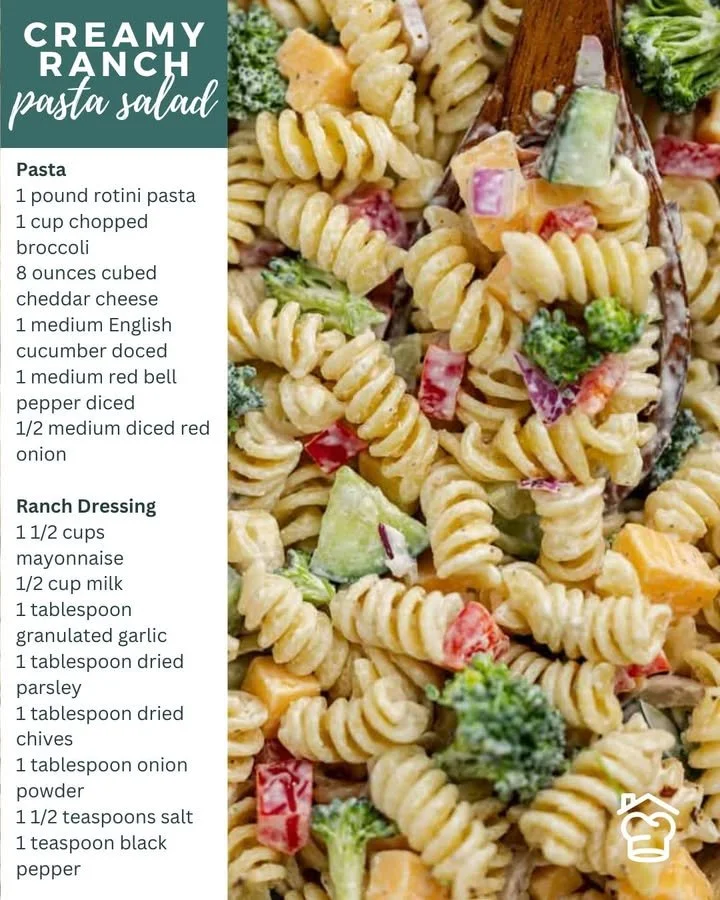 Ensalada de pasta con aderezo ranchero cremoso en un plato colorido