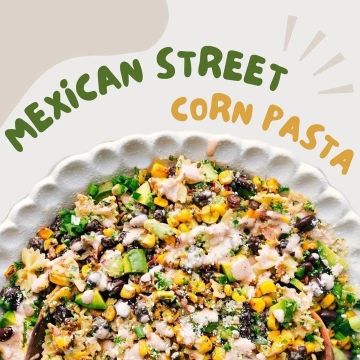 Ensalada de pasta con maíz callejero mexicano en un bol colorido