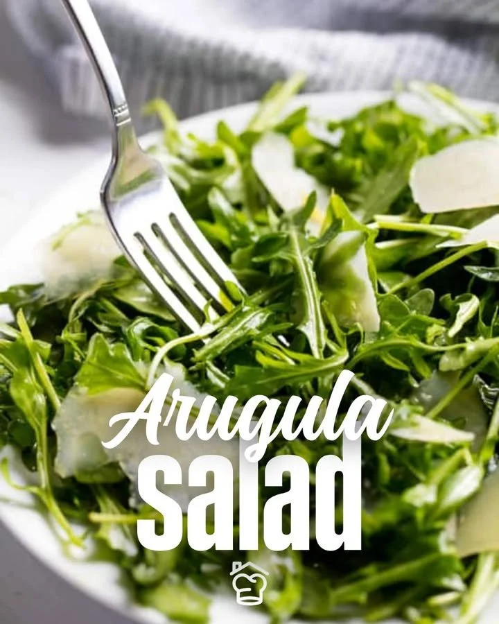 Ensalada de rúcula estilo restaurante con ingredientes frescos y coloridos