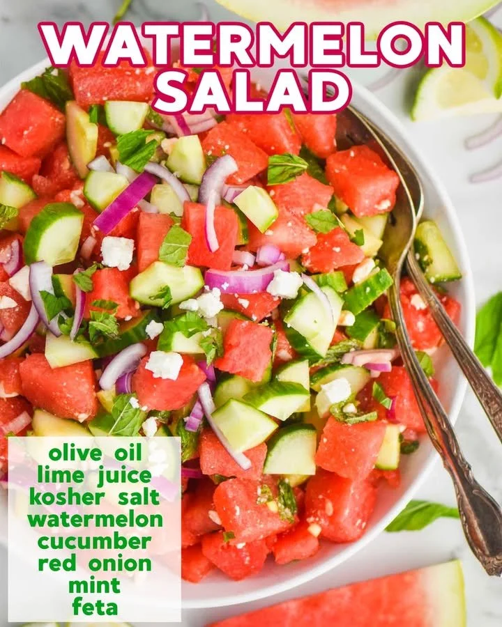 Ensalada de sandía fresca con ingredientes coloridos y saludables
