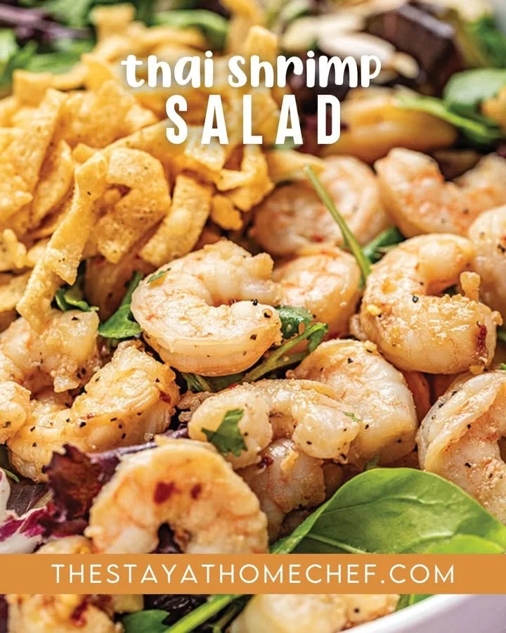 Ensalada tailandesa de camarones con vegetales frescos y aderezo aromático