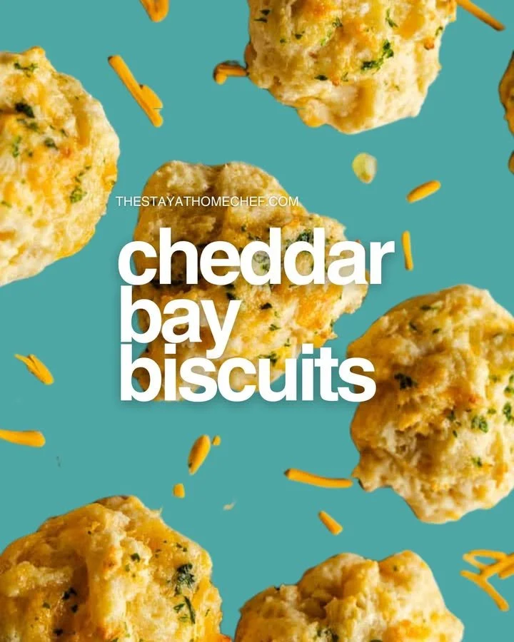 Galletas Cheddar Bay recién horneadas con un dorado irresistible