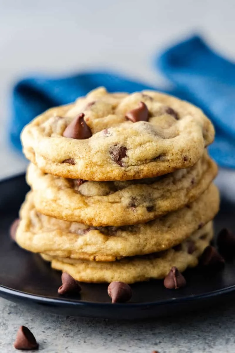 Galletas con chispas de chocolate recién horneadas, esponjosas y doradas