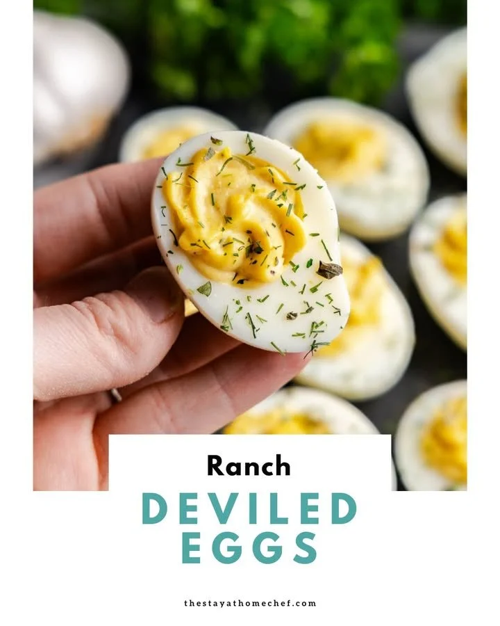 Huevos endiablados con aderezo ranch en un plato decorativo