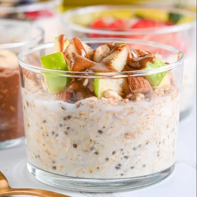 Bowl of low-calorie overnight oats topped with fresh fruit