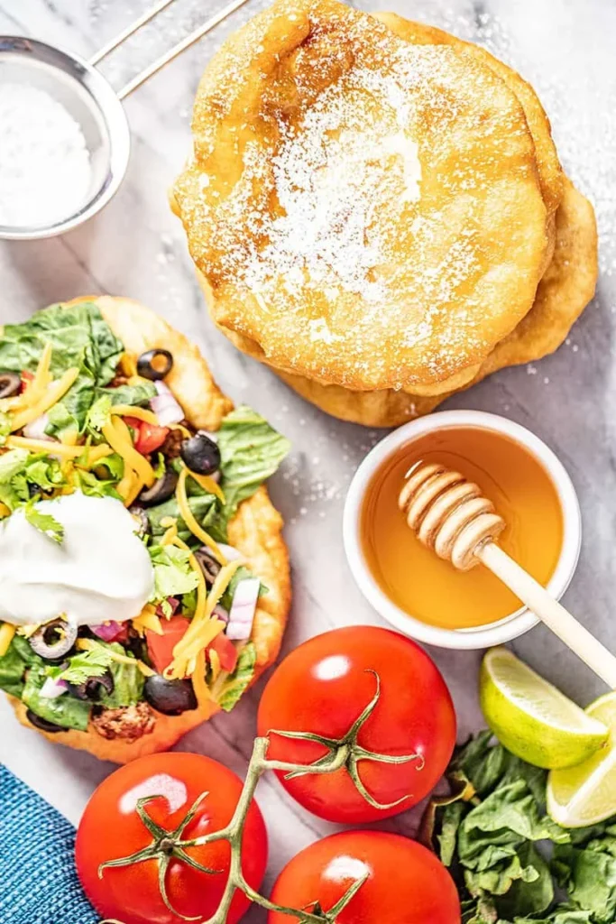 Rebanadas de pan frito doradas y crujientes en un plato