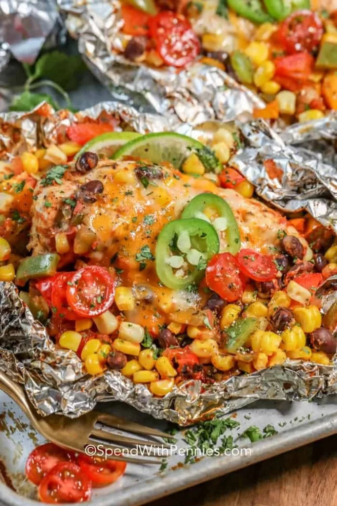 Paquete de Pollo Santa Fe preparado para servir en una mesa familiar