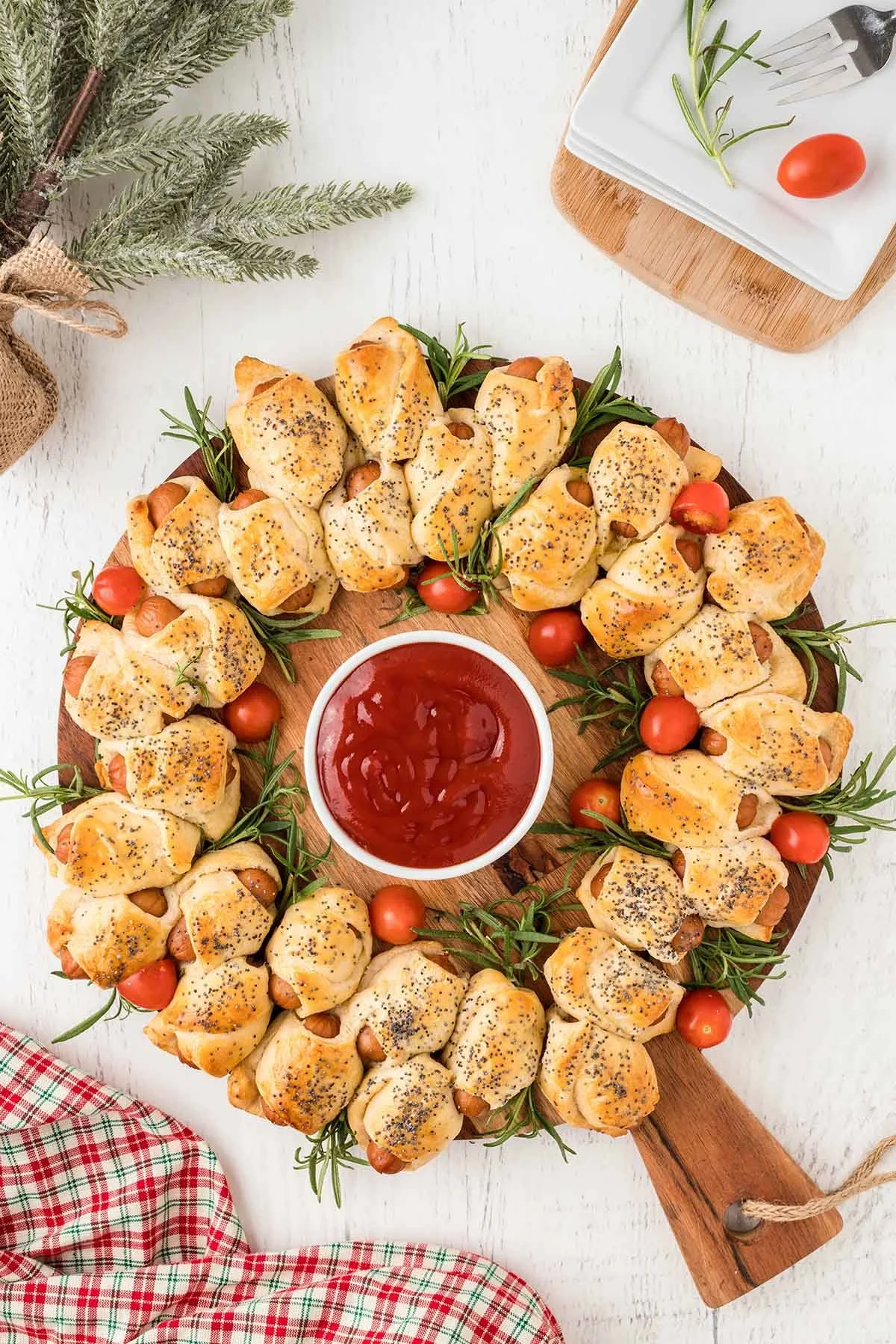 Festive Pigs in a Blanket Wreath displayed on a serving platter.