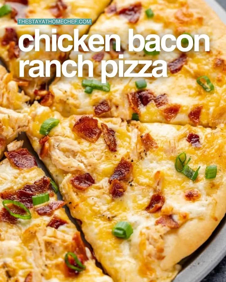 Pizza de pollo con tocino y aderezo ranch, deliciosa y crujiente.