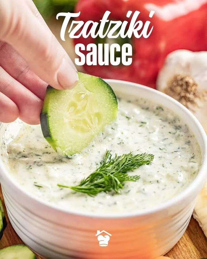 Salsa Tzatziki fresca y sabrosa en un tazón de cerámica.