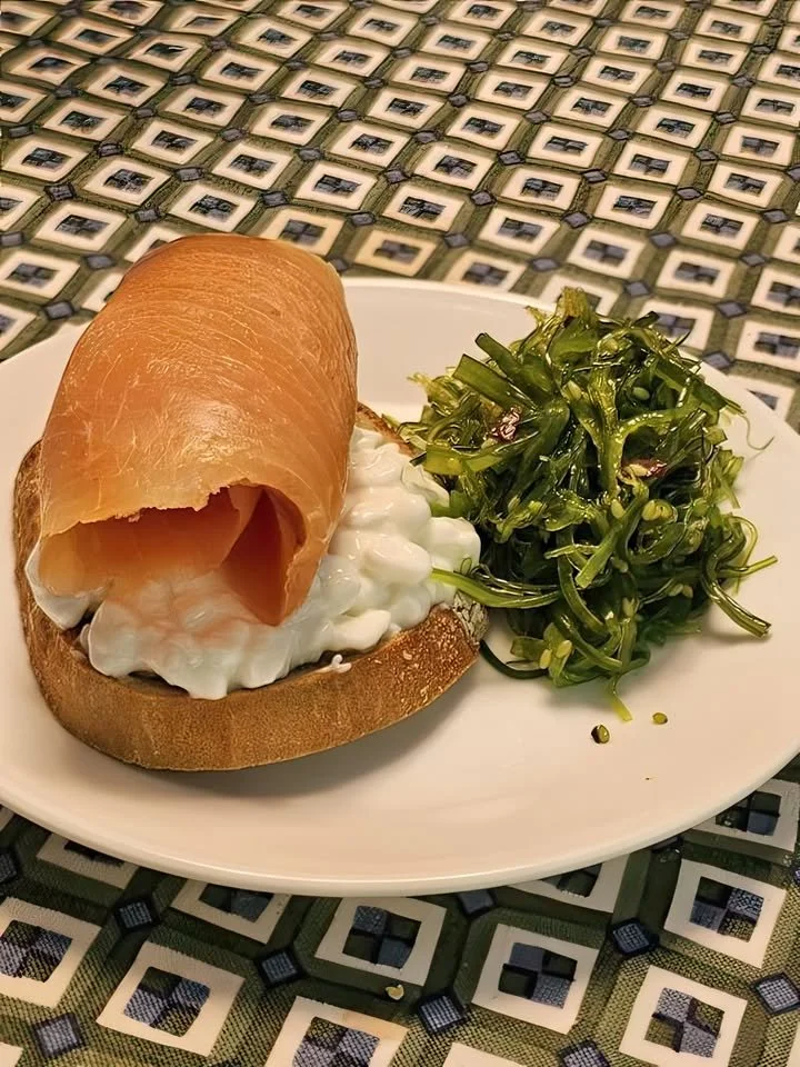 Smoked salmon on cream cheese toast served with seaweed salad.