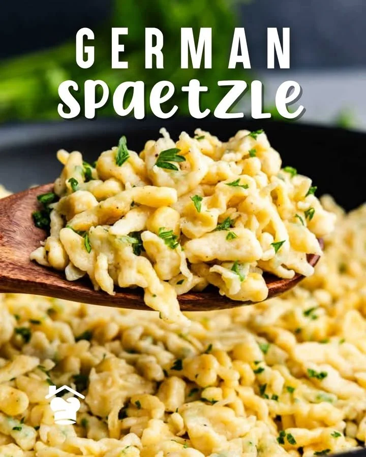 Tazón de Spaetzle Alemán recién preparado con salsa y hierbas