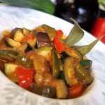 Image de ratatouille préparée avec des légumes frais et colorés.