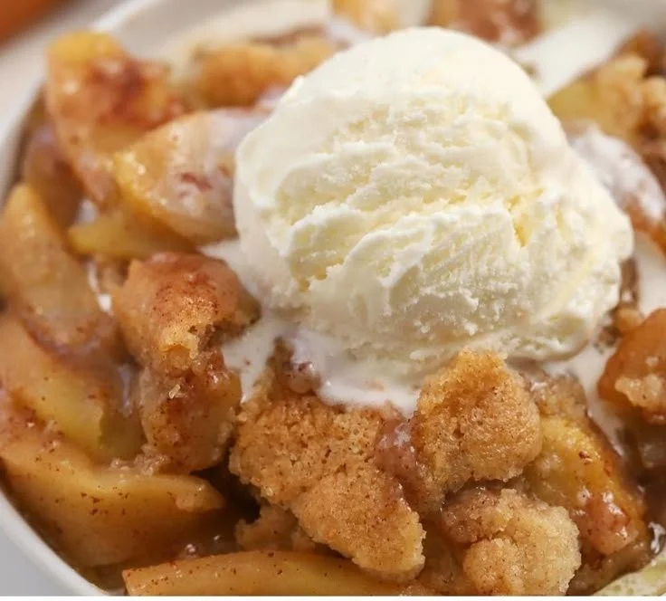 Delicious homemade apple cobbler with apples and a crunchy topping