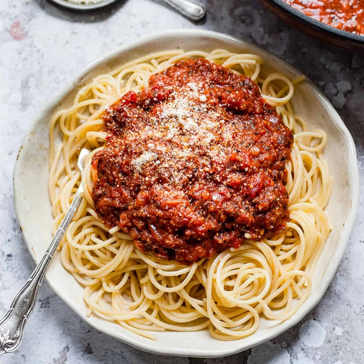 Homemade easy and rich tomato pasta sauce served over spaghetti