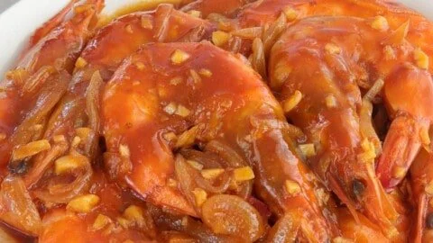 Shrimp cooked in oyster sauce garnished with vegetables