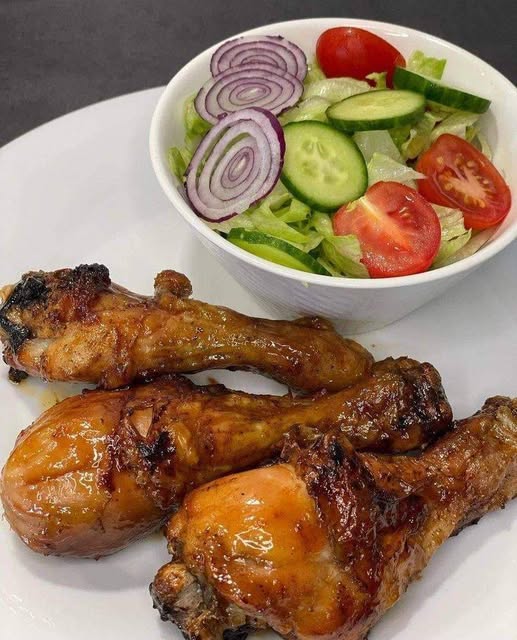 Grilled Chicken Drumsticks with Fresh Salad: A Simple and Delicious Meal