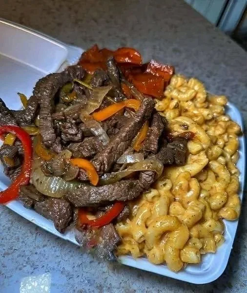 Delicious pepper steak served with creamy macaroni cheese