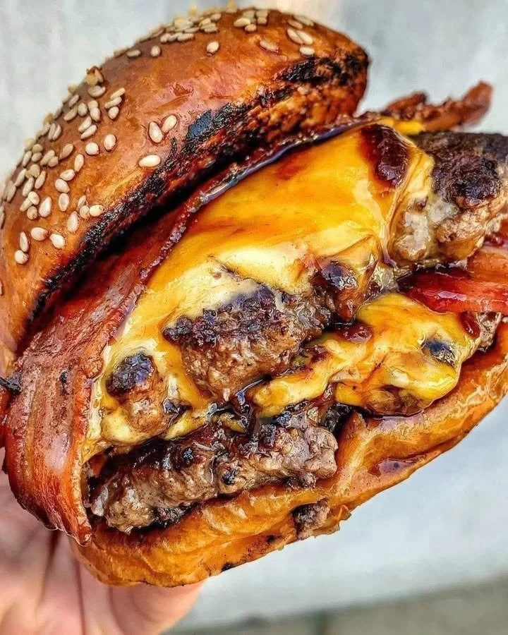 Smash or Pass game featuring delicious food items like burgers and bacon.